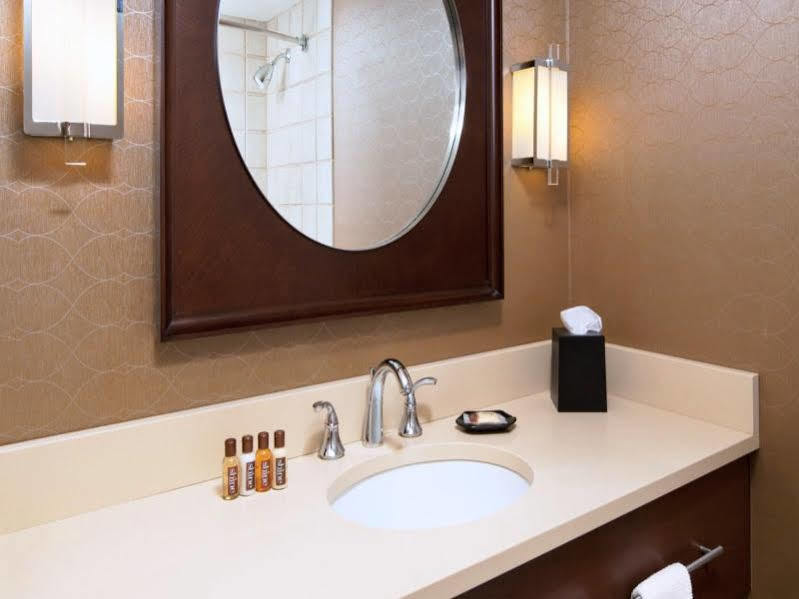 Sheraton Cleveland Airport Hotel Bagian luar foto