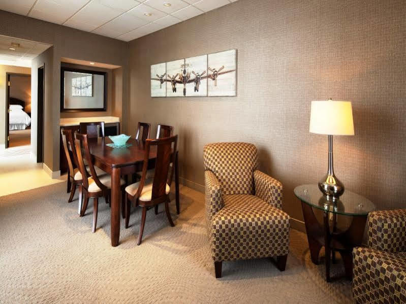 Sheraton Cleveland Airport Hotel Bagian luar foto