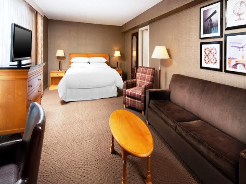 Sheraton Cleveland Airport Hotel Bagian luar foto
