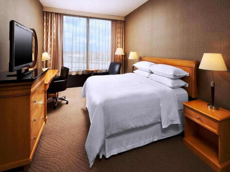 Sheraton Cleveland Airport Hotel Bagian luar foto