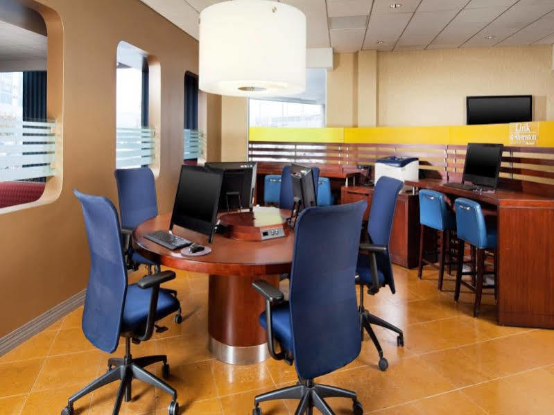 Sheraton Cleveland Airport Hotel Bagian luar foto