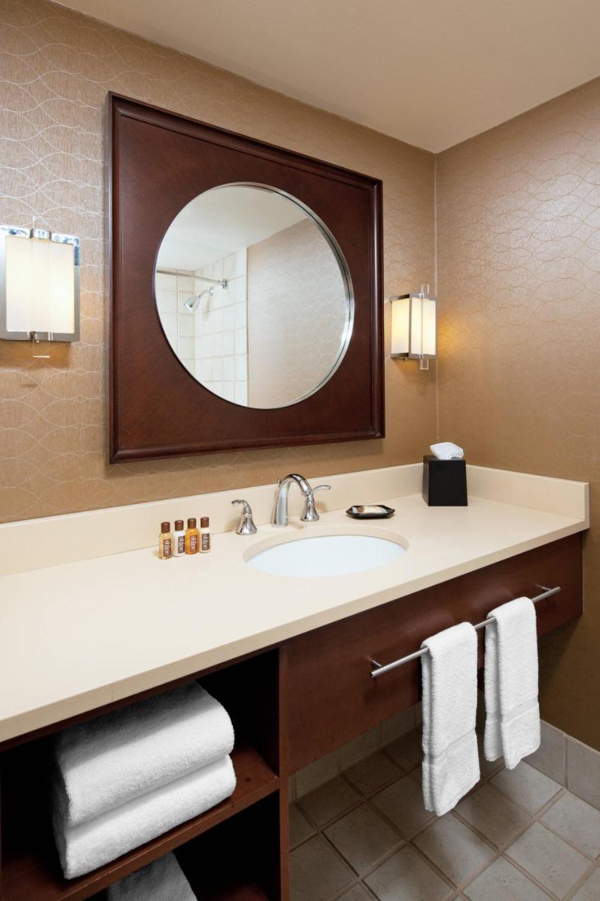 Sheraton Cleveland Airport Hotel Bagian luar foto