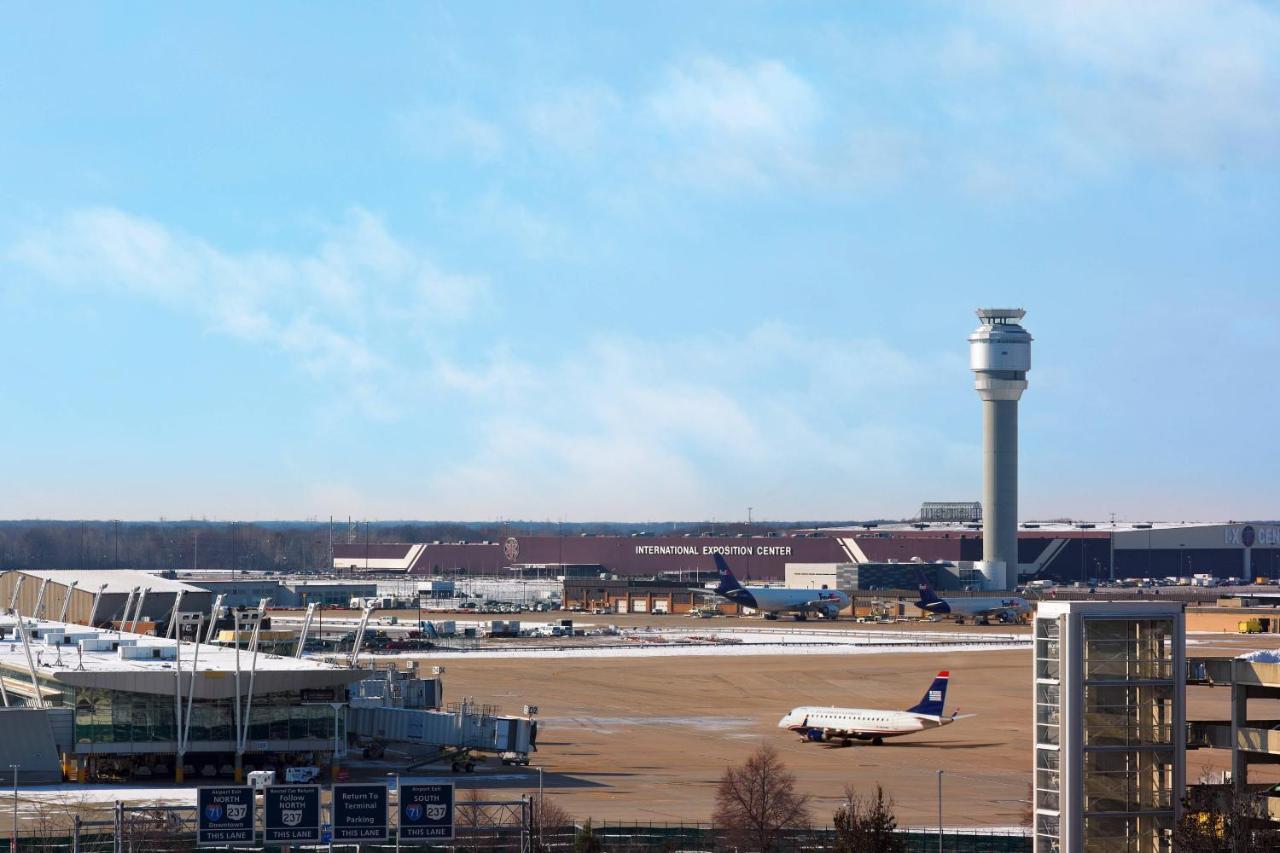 Sheraton Cleveland Airport Hotel Bagian luar foto