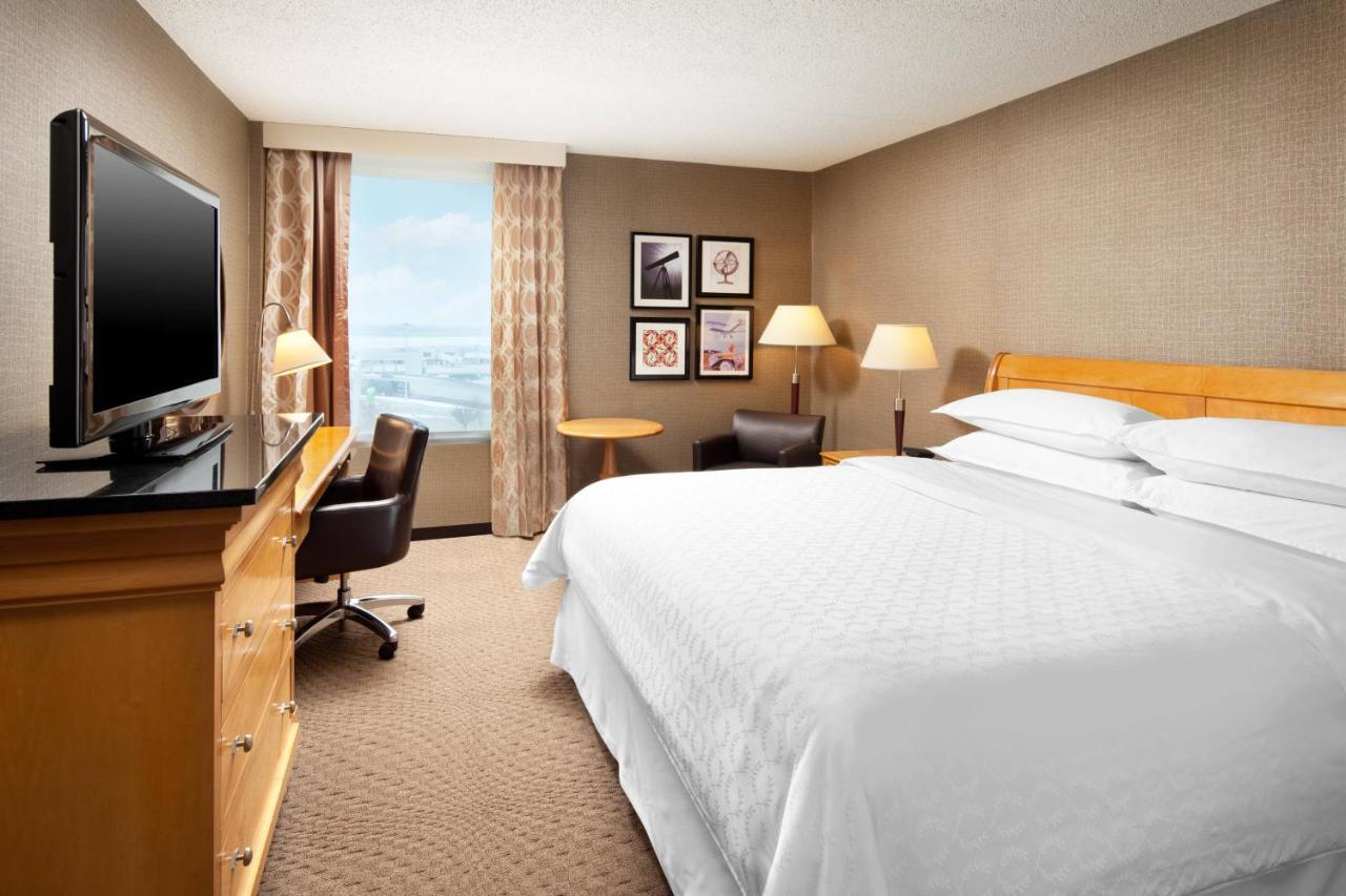 Sheraton Cleveland Airport Hotel Bagian luar foto