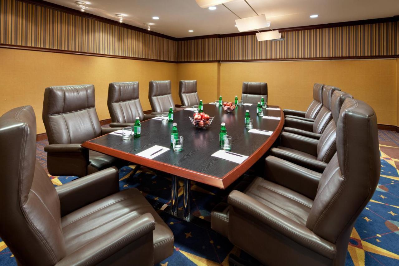 Sheraton Cleveland Airport Hotel Bagian luar foto