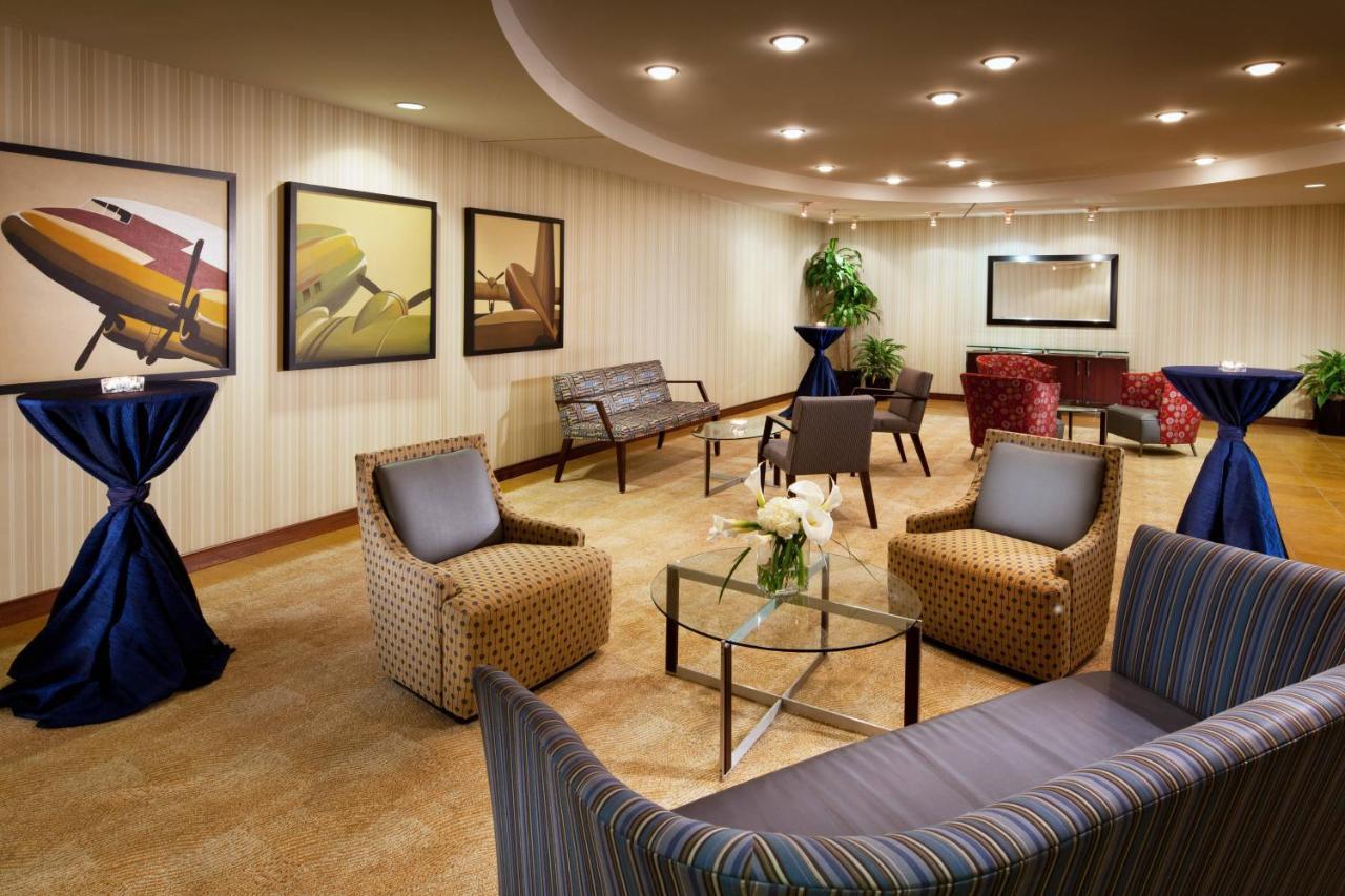 Sheraton Cleveland Airport Hotel Bagian luar foto