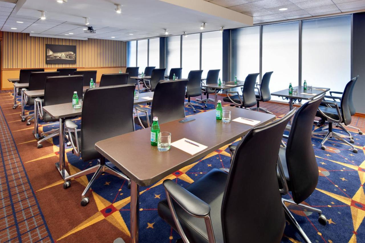 Sheraton Cleveland Airport Hotel Bagian luar foto