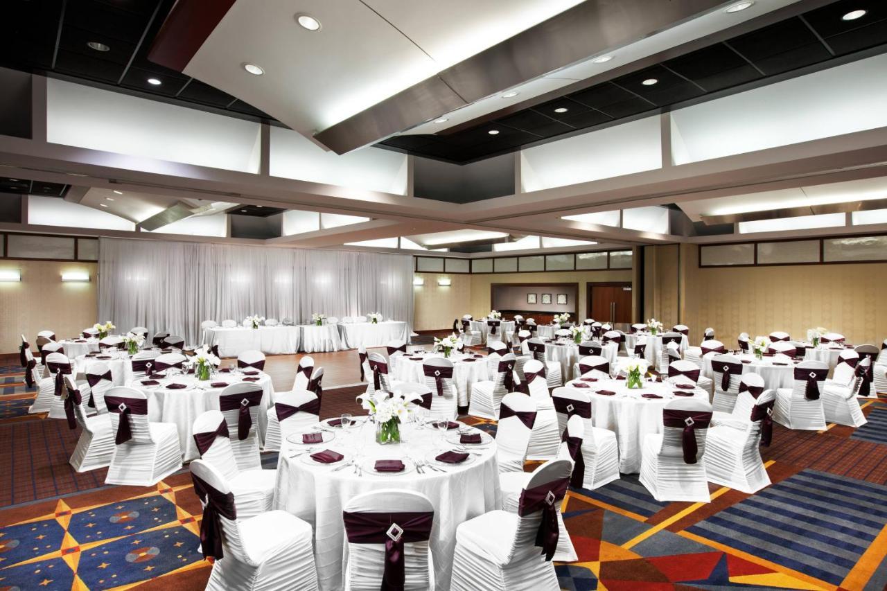 Sheraton Cleveland Airport Hotel Bagian luar foto